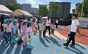 新民晚报、今日头条：“冠军教练团”走进嘉定校园，为孩子们开起“轮滑小灶”